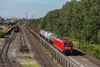 km 9,3  Südlich des Wedauer Rangierbahnhofs (der Wasserturm vom Bw Duisburg-Wedau ist noch zu im Hintergrund zu sehen) passiert die Strecke auf einer Länge von fast zwei Kilometern das Gleislager (»rail center«) von Voestalpin. Hier hat 187 126-8 am 6. August 2018 einen langen Güterzug am Haken und strebt nun südwärts. Dieser Fotopunkt von der Brücke der Saarner Straße gehört zu den beliebtesten Fotostellen in der Region, um den dichten Güterverkehr aufzunehmen. Der Personenverkehr ruht hier bereits übrigens schon seit dem 23. September 1983. : 187, a Deutschland, ao Duisburg, ao Duisburg-Wedau Gleislager, eb DB 187 128-4, en 91 80 6187 128-4, es 2324 km 9-3