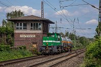 km 15,5  Bei Kilometer 15,5 befindet sich der Abzweig Tiefenbroich. Die Gleisverbindung im Bild ist Teil des Streckenabzweigs der Angertalbahn, die als Strecke 2404 eine eigene Galerie auf diesen Seiten hat. Heute ist das Stellwerksgebäude nicht mehr besetzt, befindet sich aber noch in vergleichsweise gutem Zustand. Mit zwei Kesselwagen brummt die  InfraServ-Lok 14 (98 80 0276 008-6) weiter auf der Hauptbahn südwärts (1. Juni 2019). : a Deutschland, ao Ratingen, ao Ratingen-Tiefenbroich Abzw, es 2324 km 15-5
