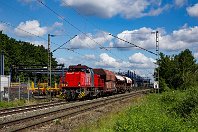 km 10,8  Rund eineinhalb Kilometer weiter befindet sich das Südende des rail centers. Die Railflex-Lok 3, im Jahre 2000 von Vossloh gebaut und als 92 80 1275 814-2 registriert, hatte am 21. Juni 2019 lediglich drei Güterwagen am Haken, als sie in flotter Fahrt auf Lintorf zurollte. 200 Meter weiter befindet sich die Stadtgrenze nach Ratingen, wo sich von 1914 bis 1956 auch ein kleiner besetzter Blockposten (Block Rahm) im Wald befand. : 92 80 1275 (G 1206), Railflex, a - Aufnahmeort, a Deutschland, ao Duisburg, ao Duisburg-Rahm, eb Railflex Lok 3", ef 1001023 Vossloh (2000), en 92 80 1275 814-2, es 2324 km 10-8