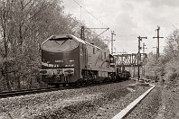 km 4,3  In einem Bogen führt die Strecke von Nordosten kommend in den großen Güter- und Rangierbahnhof Duisburg-Wedau. Hier steht rechts im Bild das Einfahrsignal »A«, das die Bombardier-Versuchslok 250 001-5 (»Blue Tiger«) am 14. April 1998 mit einem schweren »Rollmops«-Stahlzug nach Bochum-Präsident passiert. Es ist gut zu erkennen, dass hier noch wenige Jahre zuvor ein zweites Gleis lag. Offiziell wurde der Verkehr zwischen Wedau und Speldorf schon 2002 eingestellt. : 250 (BlueTiger), a Deutschland, ao Duisburg, ao Duisburg-Wedau, eb DB 250 001-5, ef 33293 Adtranz (1996), es 2324 km 4-3