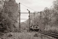 km 1,3  Die Strecke verläuft zunächst Richtung Westen parallel zur Strecke 2505 (rechtes Gleis). Bei Kilometer 1,3 stehen beide Einfahrsignal für den Bahnhof Speldorf nebeneinander. An den weit ausladenden Oberleitungsauslegern und dem abseits stehenden Hektometerstein links im Bild kann man gut erahnen, dass die Strecke ursprünglich zweigleisig trassiert war. Die DBG-Köf 333 145-1 brummt am 17. April 1998 mit einem Kranzug auf Speldorf zu. : 3 Kleinloks, 333, DBG - Deutsche Bahn Gleisbau GmbH, Gmeinder, a Deutschland, ao Mülheim (Ruhr), ao Mülheim (Ruhr)-Speldorf, eb DB 333 145-1, eb DBG 333 145-1, ef - Hersteller, ef 5507 Gmeinder (1974), es 2324 km 1-3
