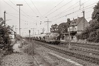 km 13,2  Der Bahnhof Ratingen-Lintorf wurde noch bis 1983 im Personenverkehr bedient, seitdem dient er nur noch als Überholungsbahnhof für den Güterverkehr. Vor allem die Züge für die Angertalbahn (Strecke 2404) müssen hier entgegenkommende Züge abwarten, ehe es auf die eingleisige Nebenbahn geht. Am 22. Juli 1987 wartete hier die rote 221 131-6 auf die Ausfahrt. Heute ist diese Stelle ein wahrer Hotspot für Eisenbahnfotografen, auch wenn die alte Ladestraße im Vordergrund längst unter Büschen und Hecken verschwunden ist. : a Deutschland, ao Ratingen, ao Ratingen-Lintorf Bf, eb DB 221 131-6, ef 19251 Krauss-Maffei (1965), es 2324 km 13-2