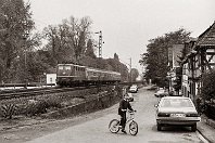 km 117,8  Das kleine Örtchen Ariendorf liegt direkt an der vielbefahrenen Bahnstrecke (und - nicht zu vergessen - der nicht weniger stark befahrenen Bundesstraße 42) und gehört bereits zu Bad Hönningen. Die historischen Fachwerkhäuser sind auch heute noch ein hübscher Hingucker. Wir sehen die 141 105-7 mit drei Silberlingen auf dem Weg nach Koblenz (29. Oktober 1987). : a Deutschland, ao Bad Hönningen, ao Bad Hönningen-Ariendorf, eb DB 141 105-7, es 2324 km 117-8