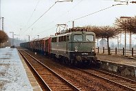 km 5,9  Der Bahnhof Duisburg-Wedau zu einer Zeit, als Elektroloks noch grün, Bahnsteige gepflegt und Farbnegativfilme grobkörnig waren. Wir sehen 140 778-2, die am 26. Februar 1985 mit einer langen Reihe gedeckter Güterwagen durch den Personenbahnhof surrt. Im Hintergrund sind die Gleisanlagen des großen Wedauer Rangierbahnhofs zu erkennen. Heute entsteht auf diesem längst brachliegenden Gelände ein neuer Stadtteil. Hier treffen auch die anderen Strecken der alten RhE nach Oberhausen und Duisburg Hbf aufeinander. : a Deutschland, ao Duisburg, ao Duisburg-Wedau Pbf, eb DB 140 778-2, ef 19472 Krauss-Maffei (1970), es 2324 km 5-9