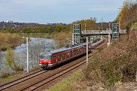 km 36,3  Der Haltepunkt Essen-Holthausen befindet sich direkt am Ruhrufer und besitzt nach einem Umbau nun barrierefreie Zugänge. 420 884 beschleunigt hier gerade auf seinem Weg nach Wuppertal. Seit 2009 sind diese Triebwagen, die bei einigen Eisenbahnfans fast einen legendenartigen Status erreicht haben, auf dieser S-Bahn-Linie wieder Geschichte (30. März 2008). : 420 / 421, DB 420, Str 2400 D - Hattingen - Hagen, a Deutschland, ao Essen, ao Essen-Holthausen, eb DB 420 884, es 2400 km 36-3