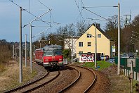 km 35,6  Für rund 4 km ist die Ruhrtalbahn nun in die heutige S-Bahn-Strecke Essen - Hattingen (Ruhr) eingebunden und repräsentiert nun wieder - zweigleisig und elektrifiziert - eine ganz andere Eisenbahnwelt. Weiterhin folgt sie der Ruhr mit allen Flussbiegungen, und so legt sich auch der 420 185 am 30. März 2008 in die Gleisbögen vor Kupferdreh. : 420 / 421, DB 420, Str 2400 D - Hattingen - Hagen, a Deutschland, ao Essen, ao Essen-Holthausen, eb DB 420 185-1, es 2400 km 35-6