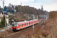 km 37,0  Essen-Holthausen (zum Stadtteil Überruhr gehörend) wird überragt vom alten Fördergerüst der Zeche Heinrich (Schacht 3). Zechen mit diesem Namen gab es dreimal im Ruhrgebiet, diese hier wurde 1968 stillgelegt. Der Schacht 3 dient aber auch heute noch der Grubenwasserregulierung für Essen und das westliche Ruhrgebiet. Wir sehen 420 377 als Zug der Linie S 9 auf dem Weg nach Haltern am See (14. Februar 2009). : 420 / 421, DB 420, Str 2400 D - Hattingen - Hagen, a Deutschland, ao Essen, ao Essen-Überruhr, eb DB 420 377, es 2400 km 37-0