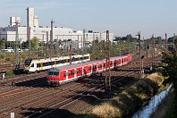 km 3,9  Auch auf diesem Bild rollt im Hintergrund ein aus Duisburg kommender Flirt-Triebzug der Eurobahn. Genau hier, bei Kilometer 3,9 in Düsseldorf-Derendorf, erreicht unsere Strecke 2400  die abzweigende Weiche und wird gleich über über die rechts hinten auszumachende Brücke auf eigener Trasse verlaufen. Auf dem Foto vom 9. September 2012 zieht eine 143 einen S-Bahn-X-Wendezug, der hier jahrelang das Bild der S-Bahn Rhein-Ruhr prägte. : 94 80 0429 (FLIRT II/III 5tlg), Z S-Bahn, Z Wendezug, a Deutschland, ao Düsseldorf, ao Düsseldorf-Derendorf Abzw DP, eb Eurobahn ET 7.05a, en 94 80 0429 010-2, es 2400 D - Hattingen - Hagen, es 2400 km 3-9, es 2670 K Hbf - DU Hbf (S-Bahn), es 2670 km 43-4, eurobahn, ez - Zugnummer