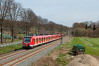 km 22,7  Die Bahn folgt nun der Ruhr aufwärts. Zwischen Kettwig und Werden rauschen die S-Bahnen durch das breite Flusstal, fast immer in Sichtweite des Wassers.. Mit dem 422 063-8 sehen wir hier auch wieder das Standardfahrzeug auf der Strecke, die in diesem Bereich fast nur dem S-Bahn-VBerkehr dient. Am rechten Bildrand ist noch das alte Gemäuer des ehemaligen Wasserwerks Wolfsbachtal zu erkennen (12. April 2015). : 422 / 432", 94 80 0422, a Deutschland, ao Essen, ao Essen-Werden, eb DB 422 063-8, en 94 80 0422 063, es 2400 D - Hattingen - Hagen, es 2400 km 22-7