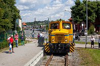 km 33,4  Nur einige Meter weiter liegen tatsächlich noch ein paar Meter Gleis der Ruhrtalbahn (heute bezeichnet als »Awanst Essen-Kupferdreh Hespertalbahn«), die bei km 33,6 auf die schon 1847 erbaute Prinz-Wilhelm-Eisenbahn (Strecke 2723) trifft. Ungefähr auf Höhe des im Hintergrund zu sehenden Stellwerks nimmt die heutige S-Bahn-Strecke dann (für nur 4 Kilometer) die Kilometrierung der Ruhrtalbahn wieder auf (26. Juli 2015). : Hespertalbahn - (Verein zur Erhaltung der) Hespertalbahn e. V., O&K, a Deutschland, ao Essen, ao Essen-Kupferdreh Bf HTB, eb Hespertalbahn V 3, ef - Hersteller, ef 25710 O&K (1956)