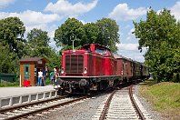 km 33,3  Auf der anderen Ruhrseite befinden wir uns nun im Essener Stadtteil Kupferdreh, wo auf einigen Metern der historischen Ruhrtalbahn-Trasse heute tatsächlich Museumsbahnbetrieb erlebt werden kann: Ungefähr dort, wo sich auf dem Foto das Kassenhäuschen der Hespertalbahn auf dem Bahnsteig befindet, mündete der Gleisbogen der Ruhrtalbahn unmittelbar nach der Ruhrbrücke (siehe vorangegangenes Bild) ein. Die Museumsbahn selbst fährt auf einem Gleis der hier abzweigenden ehemaligen Zechenbahn, die seit 1975 mit historischen Zügen befahren wird.  Auf dem Foto kommt die 212 007 zu Museumszugehren (26. Juli 2015). : DGEG - Deutsche Gesellschaft für Eisenbahngeschichte, Triebfahrzeuge, a Deutschland, ao Essen, ao Essen-Kupferdreh Bf HTB, eb DGEG 212 007-9, ef 1000137 MaK (1962), en 92 80 1212 007