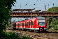 km 7,0  Nur wenige Kilometer weiter trifft die Ruhrtalbahn in Düsseldorf-Rath auf die Trasse der  »Rheinischen Strecke« Köln - Duisburg-Wedau (Strecke 2324), die (fast) nur dem Güterverkehr dient. An der Rather Bahnhofsausfahrt befindet sich auch heute noch eine schöne alte Strahlträgerbrücke. Nicht so häufig ist hier dagegen die Baureihe 423 zu sehen, hier in Form des 423 752-5 als S 6 nach Essen (7. August 2015). : 423 / 433, 94 80 0423, a Deutschland, ao Düsseldorf, ao Düsseldorf-Rath, eb DB 423 752-5, en 94 80 0423 752, es 2400 D - Hattingen - Hagen, es 2400 km 7-0