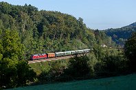 km 18,0  Kurz hinter Hösel wirkt diese Szenerie fast wie ein Bild der Schwarzwaldbahn Anfang der 1970er-Jahre. Mit einem Sonderzug ins Ahrtal ist die Museumslok 220 033-5 der Museumseisenbahn Hamm auf unserer Strecke unterwegs und hat vor wenigen Minuten Essen-Kettwig durchfahren (der Zug fährt Richtung Düsseldorf). Nun ist es für uns nicht mehr weit, und die Ruhrtalbahn erreicht endlich den namensgebenden Fluss (26. September 2015). : MEH - Gesellschaft der Förderer der Museumseisenbahn Hamm e. V., a Deutschland, ao Ratingen, ao Ratingen-Hösel, eb DB 220 033-5, eb MEH V 200 033 / 220 033-5, ef 18277 Krauss-Maffei (1956), es 2400 D - Hattingen - Hagen, es 2400 km 18-0