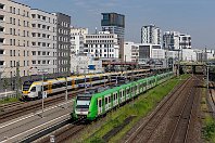 km 1,0  Unser Streckenportrait beginnt auf Düsseldorfer Stadtgebiet. Ausgehend vom Hauptbahnhof, führt die Ruhrtalbahn fast vier Kilometer nordwärts durch die neuen Häuserschluchten der Landeshauptstadt, parallel zur CME-Strecke Düsseldorf – Duisburg (Strecke 2650/2670). Auf der Hektometertafel am Bahnsteig des Haltepunktes Düsseldorf-Wehrhahn ist daher auch die "1,0" zu lesen. Unsere Strecke 2400 dient in diesem Bereich vor allem den zahlreichen S-Bahn-Zügen, wie hier dem 422 534-8 in der grün-weißen VRR-Lackierung (14. Mai 2023). : 422 / 432", 94 80 0429 (FLIRT II/III 5tlg), a Deutschland, ao Düsseldorf-Flingern, eb DB 422 534-8, eb Eurobahn ET 7.12a, eib KDW - Bf D-Wehrhahn, en 94 80 0422 534-8, en 94 80 0429 017-7, es 2400 D - Hattingen - Hagen, es 2400 km 1-0, eurobahn, ez - Zugnummer, ez 30187 (SBA) KSO→EDO, ez 89876 (RE) EHM→KD