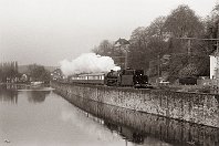 km 45,8  Hinter dem Bahnhof Bochum-Dahlhausen fährt die Bahn einige hundert Meter direkt entlang des Ruhrufers. Hier pendeln heute die S-Bahnen im 20-Minuten-Takt, doch gelegentlich gibt es auch Güterverkehr und andere besondere Fahrzeuge. So zum Beispiel die ölgefeuerte DB-Museumsdampflok 41 360, die am 28. November 1987 mit einem Sonderzug die Generalprobe für die für 1988 geplanten Dampfsonderzugfahrten im Ruhrgebiet absolvierte. Das war damals eine Sensation, und wäre es heute auch wieder. : Dampfloks, a Deutschland, ao Bochum, ao Bochum-Dahlhausen, eb DB Museum 41 360, eb DRB 41 360 / DB 042 360, ef 9318 Jung (1940), es 2400 D - Hattingen - Hagen, es 2400 km 45-8, ez - Zugnummer, ez 25564 (E)