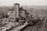 km 49,3  Ein Sprung 34 Jahre zurück: Am Empfangsgebäude prangte deutlich das DB- und das S-Bahn-Emblem. Wir schauen am 3. April 1988 von der benachbarten Brücke auf das Bahnsteiggleis der Ruhrtalbahn. Hier steht der Museumszug des Eisenbahnmuseums Bochum-Dahlhausen bereit, der Pendelfahrten auf der weiteren Ruhrtalbahn bis nach Wengern unternimmt. Der Museumszug wird von der V 36 231 ruhraufwärts gezogen, in die Gegenrichtung übernimmt dann die am Zugschluss hängende V 36 204. : 236 (DB V 36 / DR V 36), DGEG - Deutsche Gesellschaft für Eisenbahngeschichte, O&K, Triebfahrzeuge, a Deutschland, ao Hattingen (Ruhr) Bf, eb DB V 36 231 / 236 231-7, eb DGEG V 36 231, ef - Hersteller, ef 21129 O&K Drewitz (1939), es 2400 km 49-3