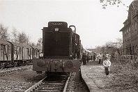 km 59,2  Der Bahnhof Herbede liegt in einem recht engen Gleisbogen und folgt damit dem Flusslauf der Ruhr. Er verfügte ursprünglich über sieben Gleise, von denen heute noch zwei liegen und für die Holzverladung benötigt werden – tatsächlich gibt es sogar Bestrebungen, den Bahnhof wieder mit weiteren Gleise zu erweitern. Das alte Empfangsgebäude aus dem Jahre 1906 – rechts im Bild – ist heute renoviert und dient als Hotel. Der Museumszug aus Dahlhausen hat hier einen Zwischenhalt auf dem Weg nach Wengern eingelegt, den auch einige Reisende zum Aus- und Zustieg nutzen (3. April 1988). : 236 (DB V 36 / DR V 36), DGEG - Deutsche Gesellschaft für Eisenbahngeschichte, Triebfahrzeuge, a Deutschland, ao Witten (Ruhr)-Herbede Bf, eb DB V 36 204 / 236 204-4, eb DGEG V 36 204, ef 10991 BMAG (1939), es 2400 km 59-2