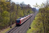 km 12,8  Nach dem Halt in Ratingen Ost führt die Strecke mehrere Kilometer schnurgerade in nordöstliche Richtung durch den Ratinger Stadtwald auf Hösel zu. Nur einige Wirtschafts- und Wanderwege verlaufen hier entlang der Bahn. 422 562-9 führt hier eine S-Bahn-Einheit in Doppeltraktion an, die auf diesem Anschnitt die 120 km/h Streckenhöchstgeschwindigkeit voll ausfahren kann (25. April 2021). : 422 / 432", Str 2400 D - Hattingen - Hagen, a Deutschland, ao Ratingen, ao Ratingen-Hösel, eb DB 422 562-9, es 2400 km 12-6