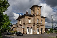 km 49,3  Über 150 Jahre alt ist das Bahnhofsgebäude von Hattingen, das zwischen 1868 und 1870 entstand. Das Gebäude liegt in der Position eines Keilbahnhofs in der Gabelung der Eisenbahnstrecken und ist ein mehrgliedriger Bau aus Ruhrsandstein, mit einem dreigeschossigen Turm an der Eingangsseite. Von 1884 bis 1984 zweigte hier die Strecke 2713 Hattingen – Sprockhövel – Wuppertal-Wichlinghausen ab, die man heute als Radweg wieder befahren kann. Auch heute ist hier wieder ein Keilbahnhof, denn seit 1987 ist die S 3 links außerhalb des Bildes in Richtung Hattingen (Mitte) verlängert. Die Strecke nach Hagen führt rechts am Gebäude vorbei (28. Mai 2022).