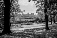 km 0,8  Nachdem die Angertalbahn am Abzweig Tiefenbroich die »Rheinische Strecke« verlassen hat, passiert sie am Nordrand Ratingens in einem weiten Bogen die Wasserburg »Haus zum Haus«, den Poensgen-Park und das Herrenhaus Cromford am Rande des Junkernbuschs. Diese Aufnahme der 2.500-PS-Lok 215 077-9 gehörte lange zu meinen Lieblingsfotos und wurde seinerzeit in der Zeitschrift »Schiene« veröffentlicht (27. September 1989). : 2, Str 2404 Ratingen - Wülfrath, ao Ratingen, ao Ratingen Abzweig Anger, eb DB 215 077-9, ef 2000082 MaK, es 2404 km 0-8