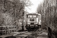 km 3,9  Ein seltener Anblick, auch im Angertal, sind die Propangasverteilerzüge der DB gewesen, die turnusmäßig das Streckennetz abfuhren. Der Klv 95-0002 hat hier neben dem Bahnübergangs-Überwachungssignal gehalten, um die Propanflasche für das Dauerlicht auszutauschen. An einem Seilzug zieht der Mitarbeiter am Fuße des Signals die Propanflasche wieder hinauf zum Lampenschirm (5. Februar 1990). : 10 Kleinwagen und Geräte mit Antrieb, DB / DRB / DR, DB Klv 95, a - Aufnahmeort, a Deutschland, eb - Eigentümer- / Betreiberbezeichnung, eb DB Klv 95-0002