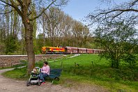km 1,4  Im Poensgen-Park gibt es eine Reihe netter Spazierwege, und am ehemaligen Abzweig Anger kann man auch wunderbar die Bahn beobachten. Hier lässt sich die Lok 545 von Thyssen Krupp Steel Europe (TKSE, ehemals Eisenbahn und Häfen) mit einem Ganzzug über die letzten Meter der Angertalbahn rollen, ehe es auf die Hauptstrecke geht. Die gelben Loks prägen den Verkehr im Angertal seit Mitte der 1990er-Jahre. Die Aufnahme kann man auch im Bildband »Eisenbahnknoten Ruhrgebiet« sehen (28. April 2012). : 2, 92 80 1275 (G 1206), Str 2404 Ratingen - Wülfrath, TKSE - Thyssen-Krupp Steel, a - Aufnahmeort, a Deutschland, ao Ratingen, eb TKSE 545, ef 5001556 Vossloh (2004), en 92 80 1275 112-1, es 2404 km 1-4