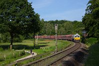 km 1,4  Der Blick genau in die Gegenrichtung, sieben Jahre später:  Links im Bild ist noch die Bank aus der vorangegangenen Aufnahme zu erkennen. Klatschmohn blüht im Gleis. Rechts kann man das alte Stellwerk des Abzweigs Anger sehen, das 1941 durch den Bau des Verbindungsbogens zum Abzweig Tiefenbroich notwendig wurde und seit 1983 wieder außer Betrieb ist. Dass es mit der 077 001-1 die unattraktivste Bauart sein musste, die mir hier am 1. Juni 2019 begegnete, ist leider Pech.