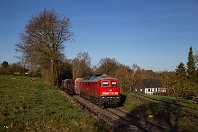 km 12,0  Nur noch ein paar Meter, dann ist die erste Weiche des Bahnhofs Flandersbach erreicht. Im Morgenlicht kämpft sich 232 635-3 mit dem Leerzug GM 60800 die Steigung hinauf. Bis zum Werk Rohdenhaus sind es nun nur noch rund zwei Kilometer und wenige Minuten Fahrzeit (4. April 2020). Diese Stelle ist bei vielen Fotografen wegen des schmucken Fachwerkhäuschens sehr beliebt, und auch abends für die Gegenrichtung gefragt. : 232 (DR 132), 92 80 1204, eb DB 232 635-3, en 92 80 1232 635-3