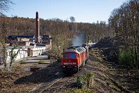 km 3,0  Nur einige hundert Meter ist der Zug bereits im wildromantischen Angertal unterwegs und schlängelt sich zwischen Bachlauf, Hängen und dichtem Wald entlang. Bei Kilometer 3 befindet sich die 1855 gegründete Papierfabrik A. Bagel, die heute unter Denkmalschutz steht. Über die Fläche links führte viele Jahre ein Anschlussgleis auf das Gelände. 232 635-3 heult hier mit dem GM 60801 an der Papiermühle vorbei Richtung Ratingen (4. April 2020).