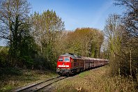 km 11,8  Es geht weiter an einigen Höfen vorbei, während die sich windende Strecke nach und nach parallel zum Angerbach weiter an Höhe gewinnt. Kurz vor Flandersbach dreht sich die 232 587-6 (mit ultrakleinem DB-Emblem!) mit dem GM 60800 in das morgendliche Sonnenlicht. Lok in das  Sonnenlicht. Eine gute Stunde später kommt sie mit dem beladenen Zug aus dem Rohdenhauser Kalkwerk wieder zurück (8. April 2020). : 2, 232 (DR 132), Str 2404 Ratingen - Wülfrath, a - Aufnahmeort, a Deutschland, ao Heiligenhaus Gut Wusten, eb DB 232 587-6, es 2404 km 11-8, ez - Zugnummer, ez GM 60800 EHKM-EFLA
