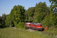 km 10,8  Wieder ging es zum Brötchenholen mit der Kamera raus, denn für den frühen Morgen war ein wolkenloser Himmel angekündigt. Der morgendliche GM 60800 war diesmal mit der 232 654-4 bespannt, die mir – zu meinem Erstaunen – erstmals vor die Linse fuhr. Zwischen Hofermühle und Flandersbach rollt der Leerzug auf das Kalkwerk in Rohdenhaus zu, das er rund zehn Minuten später erreichen wird (16. Mai 2020). eb DB 232 654-4, en 92 80 1232 654-4, es 2404 km 10-8, ez GM 60800 EHKM-EFLA : 2, 232 (DR 132), 92 80 1232, Str 2404 Ratingen - Wülfrath, a - Aufnahmeort, a Deutschland, ao Heiligenhaus-Hofermühle, eb DB 232 654-4, en 92 80 1232 654-4, es 2404 km 10-8, ez - Zugnummer, ez GM 60800 EHKM-EFLA