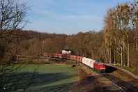 km 1,5  Nur einige Meter weiter bietet sich der Blick von einer Straßenbrücke auf den Abzweig Anger, dessen altes Stellwerk hier nun besser zu erkennen ist. Gut zu erkennen sind die Flächen neben dem Gleis, denn hier gab es nicht nur die Abzweigung, sondern vor einigen Jahrzehnten auch noch einen Gleisanschluss. Am 31. Januar 2021 zog 232 654-4 den morgendliche Leerzug GAG 60800 von Duisburg-Hüttenheim nach Flandersbach. Normalerweise fährt der Zug so früh, dass die Strecke zu dieser Jahreszeit noch im Schatten liegt - an diesem Tag jedoch kam mehreren Fotografen eine ordentliche Verspätung zu Hilfe. : 2, 232 (DR 132), 92 80 1232, Str 2404 Ratingen - Wülfrath, a - Aufnahmeort, a Deutschland, ao Ratingen, ao Ratingen Abzweig Anger, eb DB 232 654-4, en 92 80 1232 654-4, es 2404 km 1-5, ez - Zugnummer, ez GM 60800 EHKM-EFLA