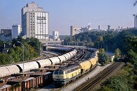 km 14,0  Das Kalkwerk in Rohdenhaus: Hier ist heute Endpunkt der Angertalbahn. In den weitläufigen Gleisanlagen des Werks werden die Kalkzüge beladen, die der Strecke auch den Beinamen »Kalkbahn« gaben. Rechts im Bild ist die weiterführende Strecke nach Wülfrath zu sehen, die heute aber leider nicht mehr existiert. 216 024-0 macht sich hier gerade abfahrbereit (12. Oktober 1994). : 2, 216 (DB V 160), Str 2404 Ratingen - Wülfrath, a - Aufnahmeort, a Deutschland, ao Wülfrath-Rohdenhaus, eb DB 216 024-0, ef 4657 Krupp (1965), es 2404 km 14-0