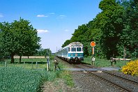 km 112,2  Die Zeit der lokbespnnten Wendezüge ist ebenfalls längst vorbei: Jahrelang waren Krefelder 215, später Hagener 218 auf der Strecke heimisch und bedienten auch die Streckenfortsetzung bis ins niederländische Nijmegen. Am 16. Mai 1998 schiebt eine 218 eine Wendezuggarnitur über den eingleisigen Nordabschnitt bei Goch-Pfalzdorf südwärts. : 2, Str 2610 K - KR - KLE - Kranenburg, Z Wendezug, a - Aufnahmeort, a Deutschland, ao Goch, ao Goch-Pfalzdorf, es 2610 km 112-2, ez - Zugnummer, ez RB 8721 Kleve-KD