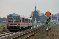 km 74,4  Die Strecke verläuft hinter Aldekerk wieder in nordwestlicher Richtung auf Nieukerk zu, dessen namensgebende St.-Dionysius-Kirche mit Grundmauern aus dem 10. Jahrhundert die Ortskulisse überragt. Auf der schnurgerade Strecke kann eine Doppeleinheit 628.4 mit 628 513-4 an der Zugspitze beschleunigen, ehe der Zug in Aldekerk wieder zum Stehen kommt (23. Februar 2006). : Str 2610 K - KR - KLE - Kranenburg, a Deutschland, ao Kerken-Aldekerk, eb DB 628 513-4, es 2610 km 74-4