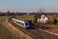 km 66,4  Kurz hinter Kempen biegt die Strecke Richtung Norden ab, um Aldekerk zu erreichen. zufahren. Den Bogen, den die Bahn beschreibt, kann man auf dieser Aufnahme gut erkennen. Uns kommt eine Doppeleinheit der LINT-Triebwagen der Nordwestbahn (NWB) entgegen, die im Dezember 2009 den Personenzugverkehr auf dieser Strecke übernahm. VT 561 brummt hier mit einem Schwesterfahrzeug auf Krefeld zu (9. März 2010). : 95 80 0648, NWB - Nordwestbahn, a Deutschland, alte Nr, ao Kempen, eb NWB VT 561, en 95 80 0648 430-6, es 2610 K - KR - KLE - Kranenburg, es 2610 km 66-4