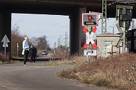 km 40,8  Bei Bovert existierte bis vor einigen Jahren einer der raren »2-Züge«-Signaltafeln für einen unbeschrankten Bahnübergang. Wenn auf beiden Gleisen Zugfahrten angekündigt werden, so leuchtete das rote Blinklicht weiter auf. Gleichzeitig erschien unter dem Blinklicht eine gelbe Leuchtschrift „2 Züge“, und ein lautstarker Rasselwecker ertönte. Heute befindet sich an dieser Stelle ein beschrankter Bahnübergang mit den neuen, seit 1991 vorgeschriebenen ampelähnlichen Lichtzeichen (23. Februar 2014). : 2, 2 Züge, Str 2610 K - KR - KLE - Kranenburg, a - Aufnahmeort, a Deutschland, ao Meerbusch, ao Meerbusch-Bovert, ei - Eisenbahn-Infrastruktur, ei Bahnübergang, es 2610 km 40-8