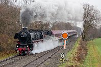 km 81,6  Gelegentliche Sonderfahrten lockern das ansonsten in fotografischer Hinsicht wenig abwechslungsreiche Fahrzeugangebot, das heute ausschließlich aus LINT-41-Triebwagen der Nordwestbahn besteht, etwas auf. Am 13. Dezember 2014 zog die 012 066-7 der Ulmer Eisenbahnfreunde einen langen Sonderzug mit immerhin acht Schnellzugwagen südlich von Geldern. : 2, Str 2610 K - KR - KLE - Kranenburg, UEF - Ulmer Eisenbahnfreunde e. V., a - Aufnahmeort, a Deutschland, ao Geldern, eb UEF 01 1066 / 012 066, ef 11322 BMAG (1940), es 2610 km 81-6