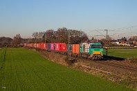 km 46,8  Noch einmal richtig Sonne im ausklingenden Jahr 2019! Bei Meerbusch-Ossum-Bösinghoven hat eine Vossloh-G 2000 BB, genau genommen die 92 80 1272 405-2, den DGS 95545 von Duisburg-Rheinhausen nach Neuss am Haken. Der lange und bunte Containerzug fordert die Lok ordentlich, doch das ist zumindest im Fahrplan kein Problem: Wegen des schwachen Güterverkehrs zwischen den Jahren ist nicht viel los auf der Strecke zwischen Krefeld und Neuss (30. Dezember 2019). : 2, Str 2610 K - KR - KLE - Kranenburg, a - Aufnahmeort, a Deutschland, ao Meerbusch, ao Meerbusch-Ossum-Bösinghoven, en 92 80 1272 405-2, es 2610 km 46-8, ez DGS 95545 EDRH - KNG