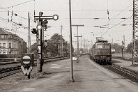 km 53,6  Krefeld ist erreicht, und damit der größte Knotenpunkt auf unserer Strecke. Hier erreichen wir auch das Ende der Oberleitung, denn für die Weiterfahrt nach Kleve müssen Dieselfahrzeuge unseren Zug bespannen. Hinter der 140 270-0, die auf diesem Bild mit einem Personenzug aus Mönchengladbach den Bahnhof erreicht, ist bereits eine 215 zu sehen, die für die Weiterfahrt eines anderen Zuges bereitsteht. Längst verschwunden sind heute die alten Formsignale, die wir hier noch sehen können (18. Juni 1988). : a Deutschland, ao Krefeld, ao Krefeld Hbf, eb DB 140 270-0, es 2610 K - KR - KLE - Kranenburg, es 2610 km 53-6