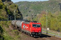 km 137,6  Bei Bacharach schlängelt sich am 19. April 2015 die 2008 von Bombardier in Kassel gebaute RheinCargo-Lok 185 585-7 (HGK 2053) mit einigen Kesselwagen durch das Rheintal. Die ist eine der wenigen Stellen, an denen auch oberhalb der Bahn eine kleine Straße entlangführt, von der man gut ausgeleuchtete Bilder anfertigen kann. : 2, 91 80 6185, HGK - Häfen und Güterverkehr Köln AG, Str 2630 K - KO - Bingen Hbf "Linke Rheinstr", a - Aufnahmeort, a Deutschland, ao Bacharach, eb HGK 2053 / 185 585-7, ef 34199 Bomb Ksl, en 91 80 6185 585, es 2630 km 137-6
