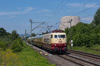 km 80,6  Das Atomkraftwerk Mülheim-Kärlich war nur zweieinhalb Jahre, von 1986 bis 1988, in Betrieb. Der große Kühlturm, die »Sanduhr«, zeigte den Fahrgästen oft, dass es nun nur noch wenige Kilometer bis Koblenz sind. Bis Mitte der 2020er-Jahre soll das Kraftwerk vollständig abgerissen sein. Museumslok 103 113-7 zog am 22. Juni 2019 einen Sonderzug aus TEE-Wagen an der Ruine vorbei. Der Kühlturm hatte zu diesem Zeitpunkt nur noch die halbe Höhe, er wurde noch 2019 komplett gesprengt. : 103 (DB E 03), 2, 91 80 6103, Elektroloks, Str 2630 K - KO - Bingen Hbf "Linke Rheinstr", a - Aufnahmeort, a Deutschland, ao Mülheim-Kärlich, eb DB 103 113-7, eb DB Museum 103 113-7, ef 31431 Henschel (1970), en 91 80 6103 113-7, es 2630 km 80-6