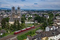 km 72,2  Die Sanierung der Andernacher Basilika »Maria Himmelfahrt« aus dem Jahre 1250 ist ein langwieriger Prozess. Daher gibt es hier momentan nur dieses Foto mit eingerüstetem Turm, dafür aber mit dem nicht gerade typischen Uerdinger Schienenbus: Die brüllenden Büssing-Motoren und das schwankende Nicken der 798-Garnitur bei 90 Sachen vergisst man als Fahrgast nicht so schnell. Die Vulkan-Eifel-Bahn (VEB) schickte am 22. Juni 2019 einen Vierteiler über die Linke Rheinstrecke. : 2, 95 80 0998, Str 2630 K - KO - Bingen Hbf "Linke Rheinstr", VEB - Vulkan-Eifel-Bahn, a - Aufnahmeort, a Deutschland, ao Andernach, eb VEB 796 785-3/4, eb VEB 798 670-6, eb VEB 998 271-0/1, eb VEB 998 863-5, en 95 80 0998 863, es 2630 km 72-2 "Andernach-Blick"
