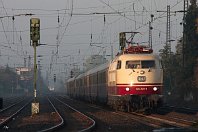 km 135,1  Nun ist es nicht mehr weit bis Hamm: Mit der »IC79«-Zuggarnitur jagt 103 235-8 durch den Bahnhof Kamen nordwärts. Die historische Zuggarnitur übertrifft in puncto Komfort problemlos heutige ICE-Züge, weswegen die planmäßig eingelegte Zugleistung mit dem entsprechend vermarkteten  »Museumszug« bei Kennern und Eisenbahnfans gleichermaßen beliebt war (7. Oktober 2007). : 1 D Ellok, 103 (DB E 03), DB / DRB / DR, Str 2650 K-Deutz - Hamm, a - Aufnahmeort, a Deutschland, ao Kamen Bf, e - Eisenbahn, eb - Eigentümer- / Betreiberbezeichnung, eb DB 103 235-8, es 2650 km 135-1