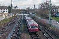 km 76,0  In Essen-Dellwig wird die Köln-Mindener Stammstrecke parallel zur Güterzugstrecke 2277 (links, Oberhausen Hbf - Essen-Altenessen) geführt. Im Hintergrund ist hier der Bahnübergang Ripshorster Straße und die Brücke der Bahnüberführung Essen – Bottrop  zu sehen. Auf »unserer« Strecke hingegen finden wir hier am 9. Dezember 2007 mit der dreiteiligen Schienenbusgarnitur des Fördervereins Schienenbus aus Menden einen eher ungewöhnlicher Gast auf Sonderfahrt. : 2, 95 80 0796, FSB - Förderverein Schienenbus e. V., Str 2650 K-Deutz - Hamm, a - Aufnahmeort, a Deutschland, ao Essen, ao Essen-Dellwig, eb DB 796 690-6, eb FSB 796 690-6, ef 66577 Uerdingen (1960), en 95 80 0796 690-6, es 2650 km 76-0