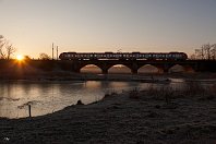 km 67,2  Die Ruhrüberquerung im Städtedreieck von Oberhausen, Mülheim (Ruhr) und Duisburg gehört zu den spannendsten und vielseitigsten Fotomotiven der Köln-Mindener Stammstrecke überhaupt. Dementsprechend widmen sich nun gleich mehrere Bilder dieser Brücke und ihrem Vorfluter. Am 31. Januar 2009 scheint das erste Tageslicht auf den funkelnagelneuen 422. Der kleine Weiher im Vordergrund ist nach vielen Tagen des Frosts längst zugefroren. : Str 2650 K-Deutz - Hamm, a - Aufnahmeort, a Deutschland, ao Mülheim (Ruhr), ao Mülheim (Ruhr)-Speldorf Ruhrauen, es 2650 km 67-2