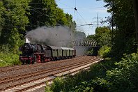 km 91,0  Östlich von Gelsenkirchen führte die Strecke noch vor wenigen Jahrzehnten durch die Industriekulisse des Schalker Vereins, heute stehen hier hohe Bäume. Zur Köln-Mindener gehören die beiden linken Gleise, die zwischen Gelsenkirchen und Wanne durch die eingleisige Strecke 2239 verstärkt wird. Ganz vorne die nur im Güterverkehr befahrene Strecke 2231 nach Wanne Gbf. Am 13. Juni 2009 dampfte hier die 50 3552 der Hanauer Museumseisenbahn mit einem Sonderzug vorbei. : 2, 50 (DRB / DB 050/051/052/053 / DR 50/50.35), MEH - Museumseisenbahn Hanau e.V., Str 2650 K-Deutz - Hamm, a - Aufnahmeort, a Deutschland, ao Gelsenkirchen, eb DRB 50 1336 / DR 50 3552 / DB 050 552-9, eb MEH 50 3552-2, ef 11630 BMAG (1942), es 2650 km 91-0