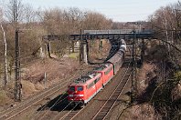 km 80,4  Hinter dem Haltepunkt Essen-Bergeborbeck befindet sich dieser fotogene Gleisbogen. Hinter den Loks ist wieder das bereits erwähnte Gleis der parallelen Strecke 2277 zu sehen. 151 148-4 schleppt hier gemeinsam mit einer Schwesterlok einen langen Güterzug Richtung Oberhausen (20. März 2011). Die alte Brücke gehörte früher zur der gigantischen Krupp-Werkbahn und soll künftig Teil des Radschnellwegesystems werden. : 151, Str 2650 K-Deutz - Hamm, a - Aufnahmeort, a Deutschland, ao Essen, ao Essen-Bergeborbeck, eb DB 151 148-4, es 2650 km 80-4