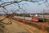 km 53,0  Zwischen Düsseldorf und Duisburg verläuft die alte Köln-Mindener Stammstrecke schnurgerade durch Felder und teilweise auch dichte Bebauung. Die beiden linken Gleisen sind dem S-Bahn- und Nahverkehr vorbehalten und werden als Strecke 2670 geführt. Die Aufnahme entstand an der Stadtgrenze zwischen Düsseldorf und Duisburg: Im Hintergrund ist die Zwiebelturmkirche St. Hubertus in Rahm zu sehen. Am 11. Februar 2012 rauscht 110 438-9 mit einem Sonder-IC südwärts. : 110 (DB E 10), 2, Str 2650 K-Deutz - Hamm, a - Aufnahmeort, a Deutschland, ao Düsseldorf, ao Düsseldorf-Angermund, eb DB 110 438, es 2650 km 53-0