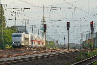 km 65,4  Hinter dem Duisburger Hauptbahnhof durchquert die Bahn siebengleisig den Stadtteil Duissern. Die Gleise der Bergisch-Märkischen Strecke (BME) liegen hier parallel, dazu noch die S-Bahn-Gleise nach Mülheim und das Güterzuggleis Richtung Oberhausen West. Am 22. Juli 2015 nahm 103 222 des Unternehmens »Railadventure« für die Überführung eines nagelneuen IC2-Zug die Gleise der Köln-Mindener Strecke. : 91 80 6103, Railadventure, Str 2650 K-Deutz - Hamm, a - Aufnahmeort, a Deutschland, ao Duisburg, ao Duisburg-Duissern, eb Railadventure 103 222, ef 19635 Krauss-Maffei (1973), en 91 80 6103 222, es 2650 km 65-4